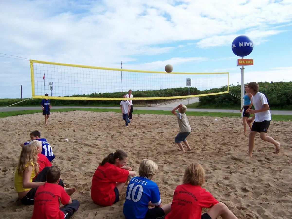 Ferienlager / Sportcamp der HSJ - Kinder beim Beachvolleyball