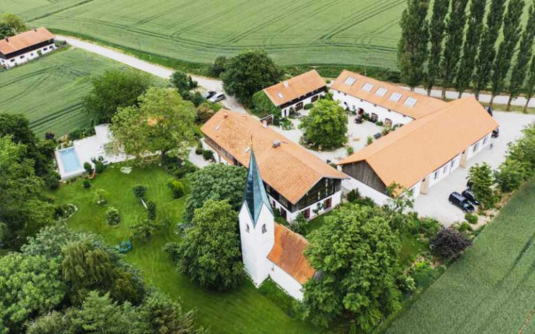 SeminarhausPartner.Blog - Haus des Monats: Vierfalt, Geisenhausen - Vierfalthof, Luftansicht