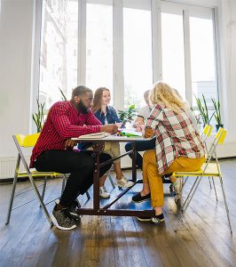 Räume, die wirken - Arbeitsgruppe um einen Tisch verteilt.