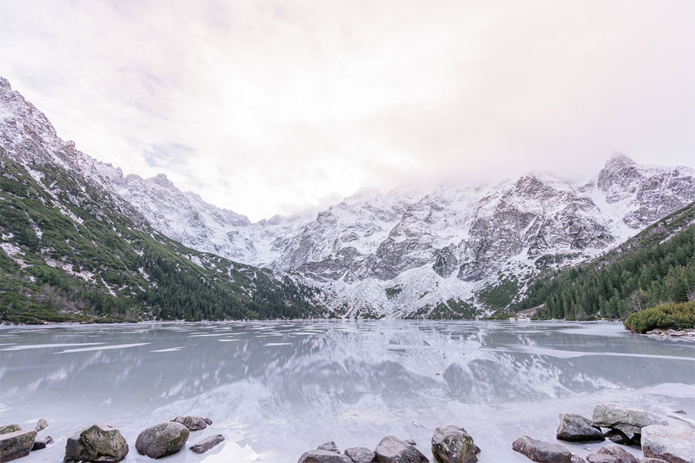 Winterlandschaft - zugefrorener See für Übergang, Spiegelung im Eis für Selbstbegegnung