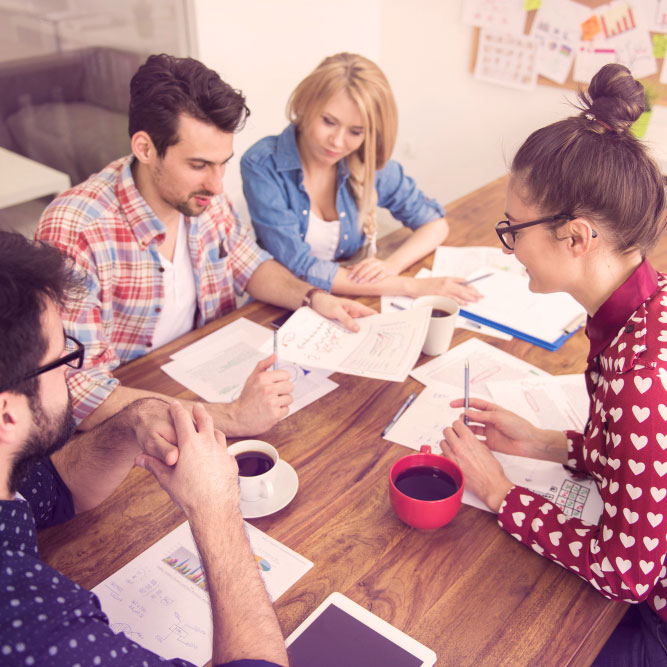Kleingruppe im Gespräch über organisatorische Abläufe und gemeinsame Planung