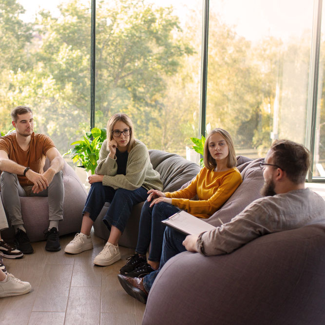 SeminarhausPartner.Blog - Treffen Gästehausbetreiber:innen 2025 - Disutierende Gruppe