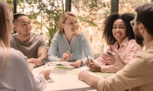 SeminarhausPartner.Blog - Kollegen, die zusammen an einem Projekt arbeiten.