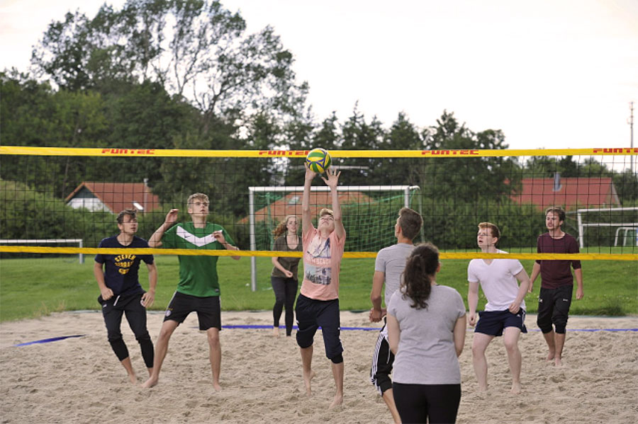 Ferienanlage Schönhagen - Gruppe beim Beachvolleyball