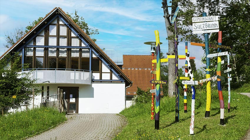 Seminarhaus Sulzbrunn - Wegweiser vor dem Haus