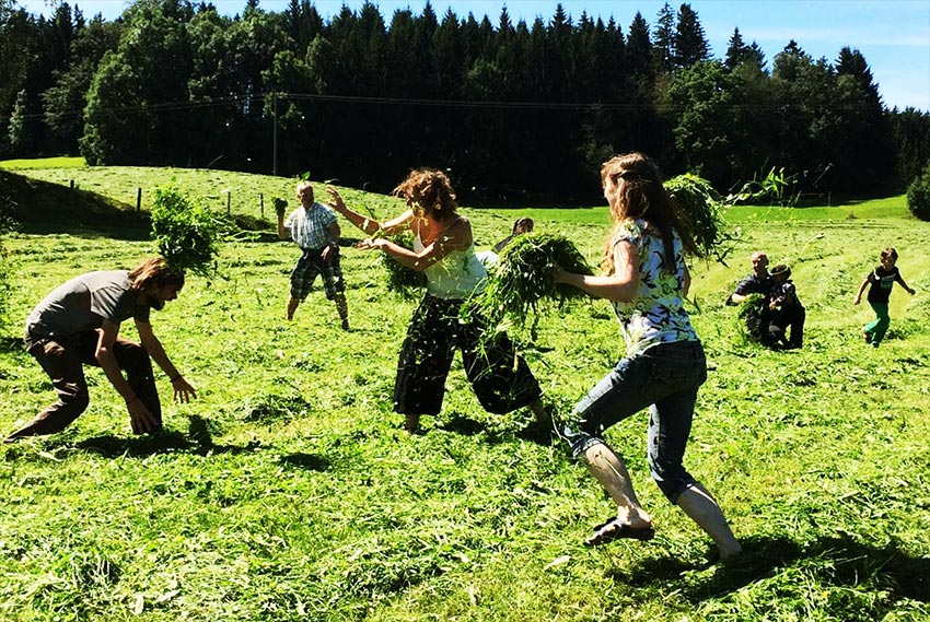 Seminarhaus Sulzbrunn - Menschen arbeiten in den Gärten und treiben Schabernack