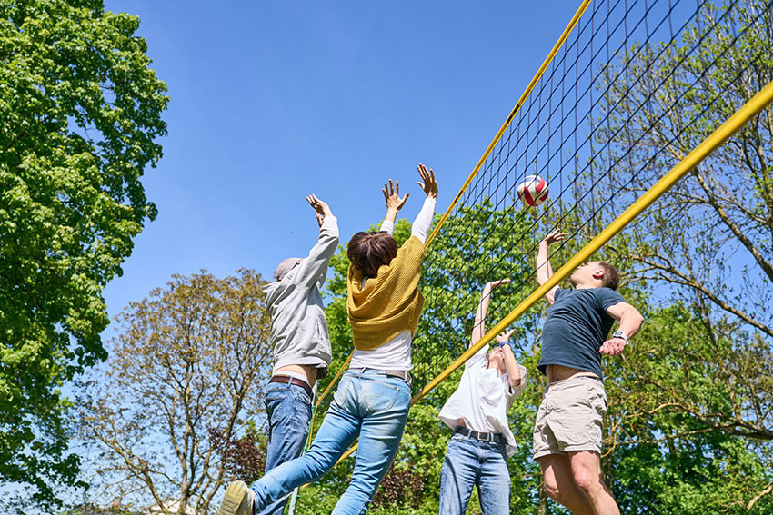 SeminarhausPartner.Blog | Haus des Monats | Gut Pohnstorf - Kinder spielen Volleyball