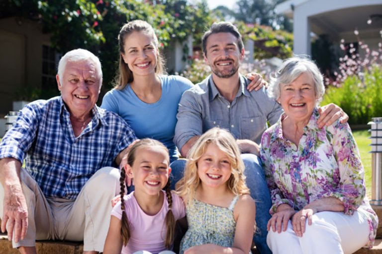 SeminarhausPartner.Blog | Mehrgenerationenurlaub - Familie posiert für Foto