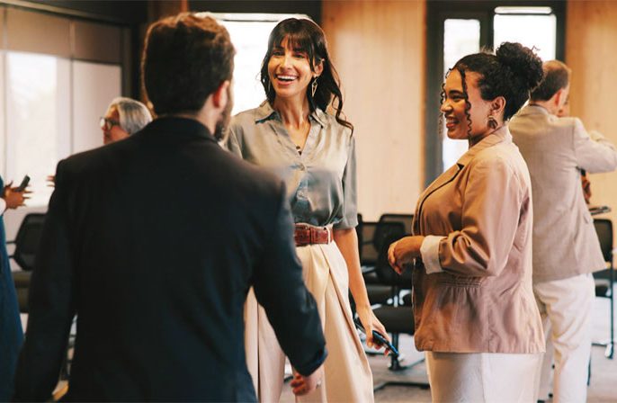Seminarhauspartner.Blog | Vorteilswelt | Seminarteilnehmer begrüßen sich 