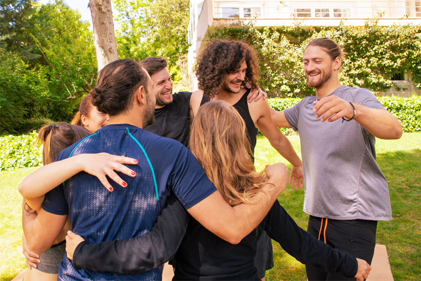 SeminarhausPartner.Blog | Teambuilding | Gruppenumarmung