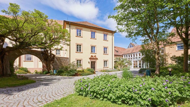 Historisches Klostergebäude des Tagungszentrums Schmerlenbach