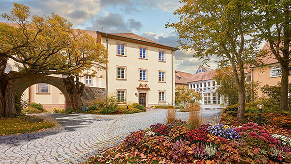 Historisches Klostergebäude des Tagungszentrums Schmerlenbach