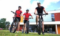 Sport- und Bildungszentrum Malente - Radfahrer vor dem Haus