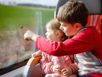 SeminarhausPartner - Familienfreizeiten - Bruder und kleine Schwester im Zug - er zeigt hinaus