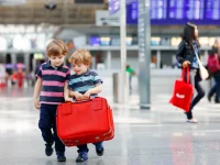 SeminarhausPartner - Familienfreizeiten - Kinder tragen gemeinsam einen Koffer