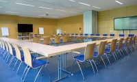 Sport- und Bildungszentrum Malente - Seminarraum, Tische in U-Form, blaue Stühle